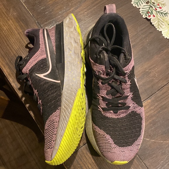 Nike Flyknit Running Shoes - Picture 4 of 4